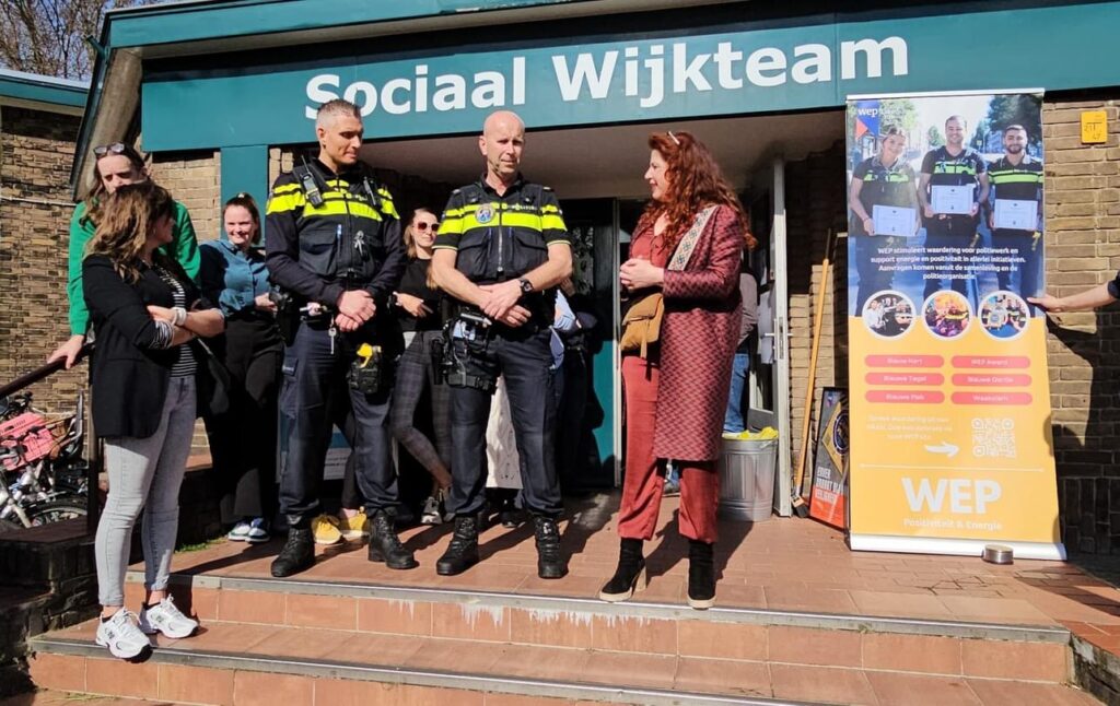 Het Sociaal Wijkteam ontvangt een blauwe tegel Het Sociaal Wijkteam ontvangt een blauwe tegel
