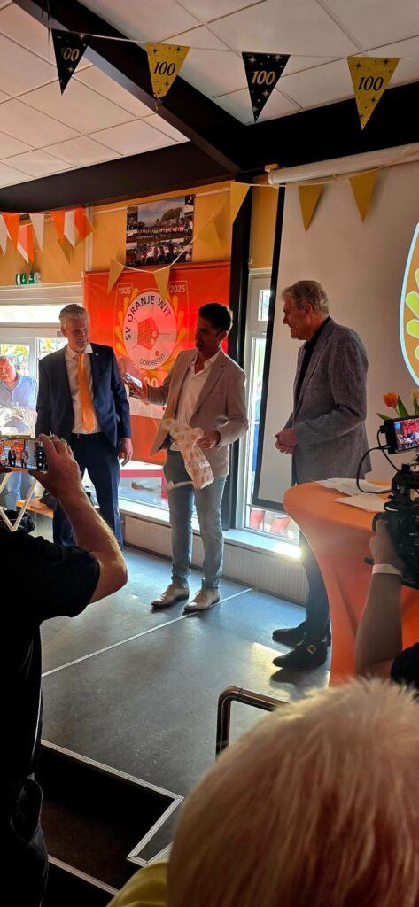 Sv Oranje Wit ontvangt Koninklijke Erepenning